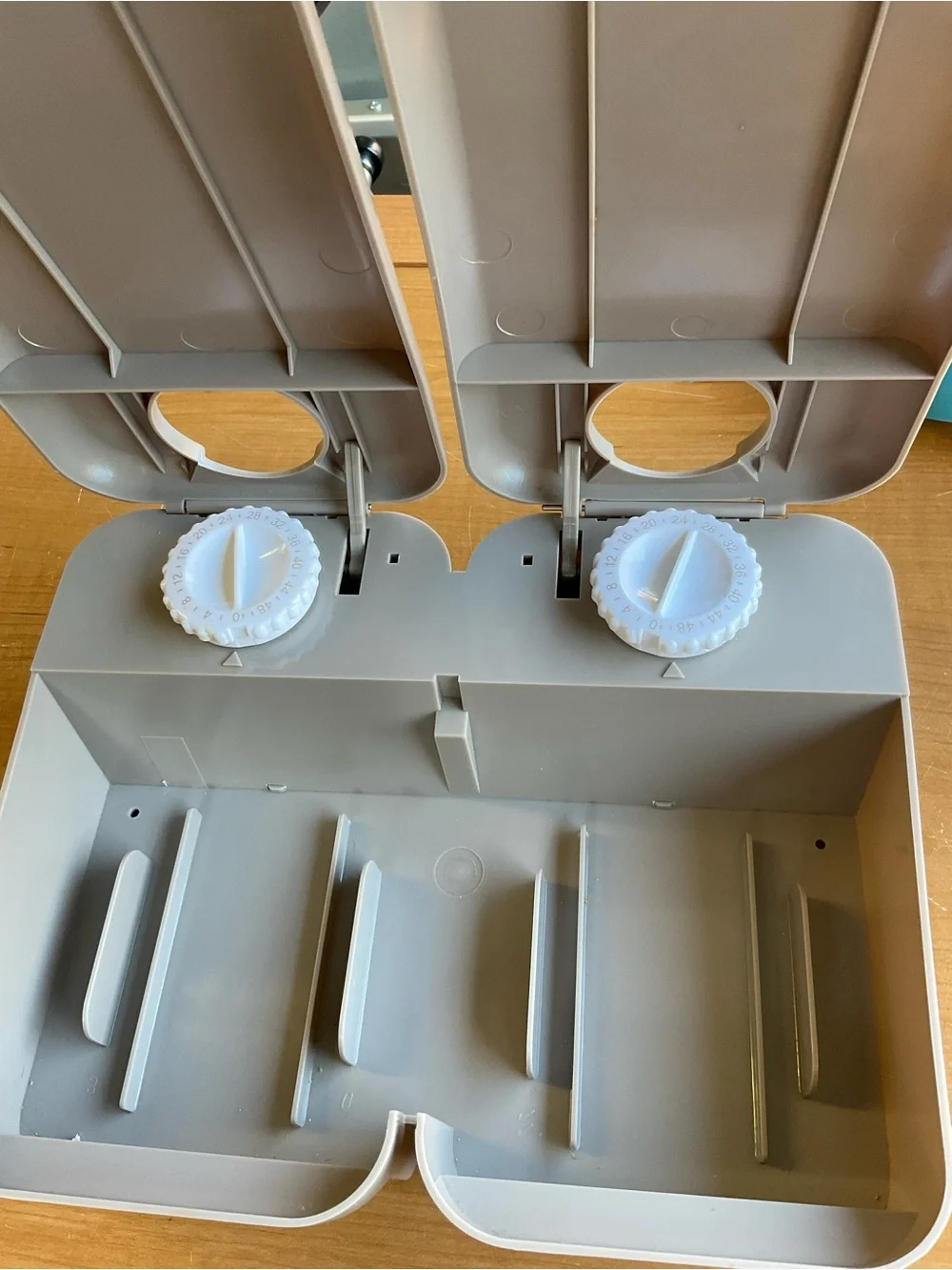 Automatic Dual Pet Feeder with Timed Dials